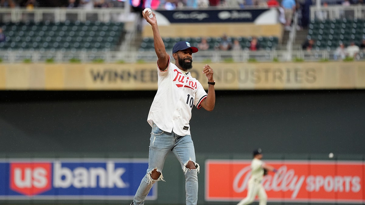 Mike Conley rzuca pierwszym narzutem podczas meczu baseballowego