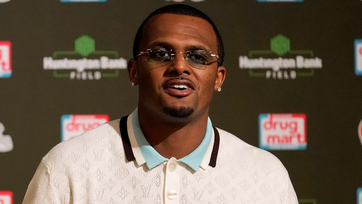 Deshaun Watson habla con los periodistas