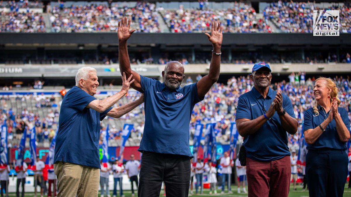 Lawrence Taylor jugó cerca de la multitud