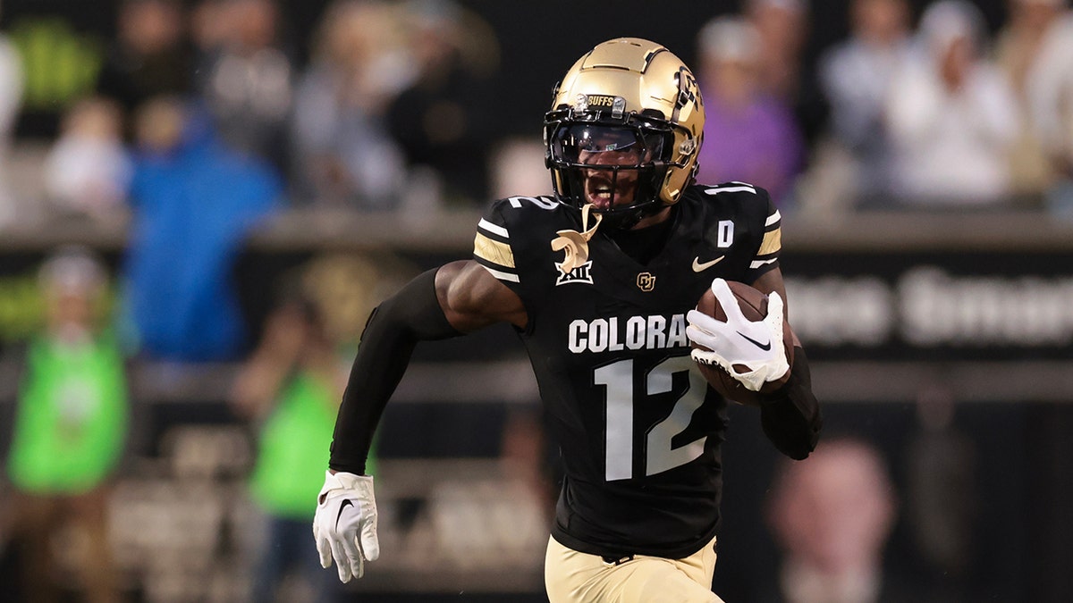 Travis Hunter running with the ball