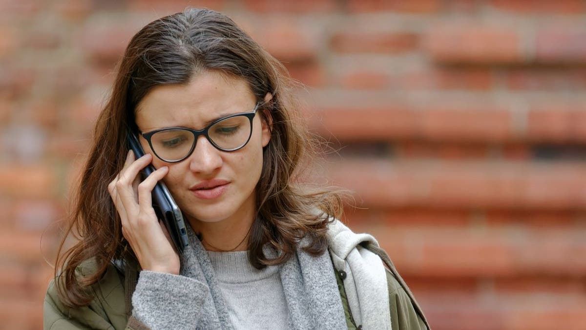 otra mujer hablando por teléfono 