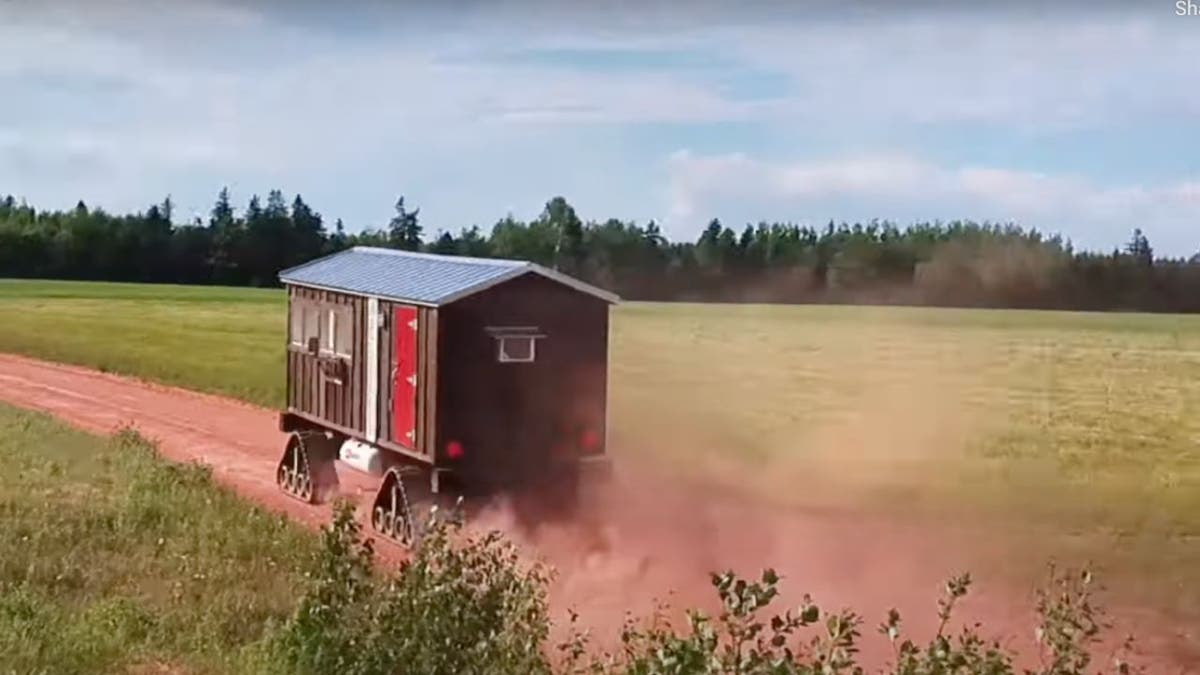 Rumah kecil off-road yang tak terhentikan menaklukkan medan apa pun, di mana pun