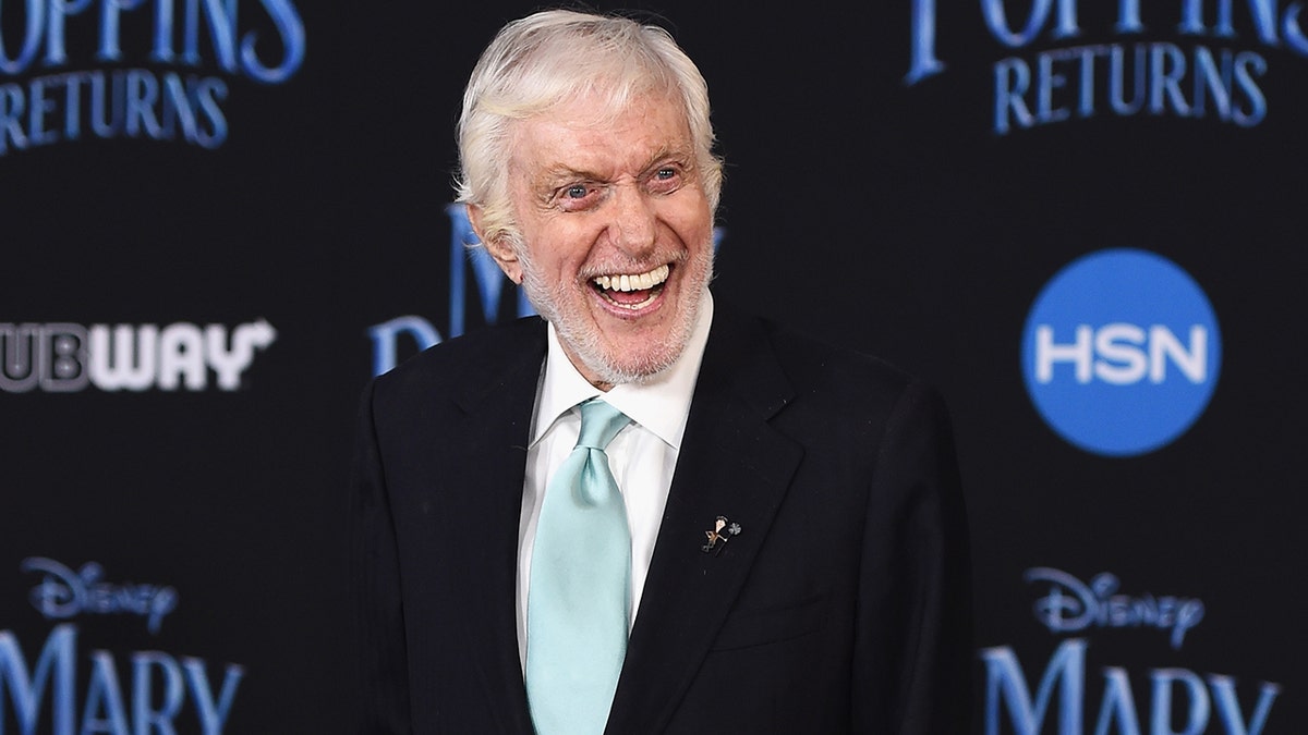 Dick Van Dyke en el estreno de "Mary Poppins Returns".