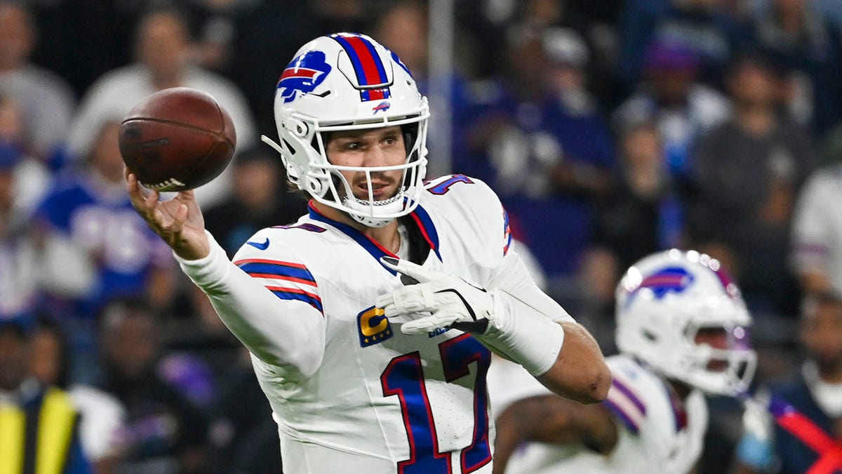 Josh Allen lanza