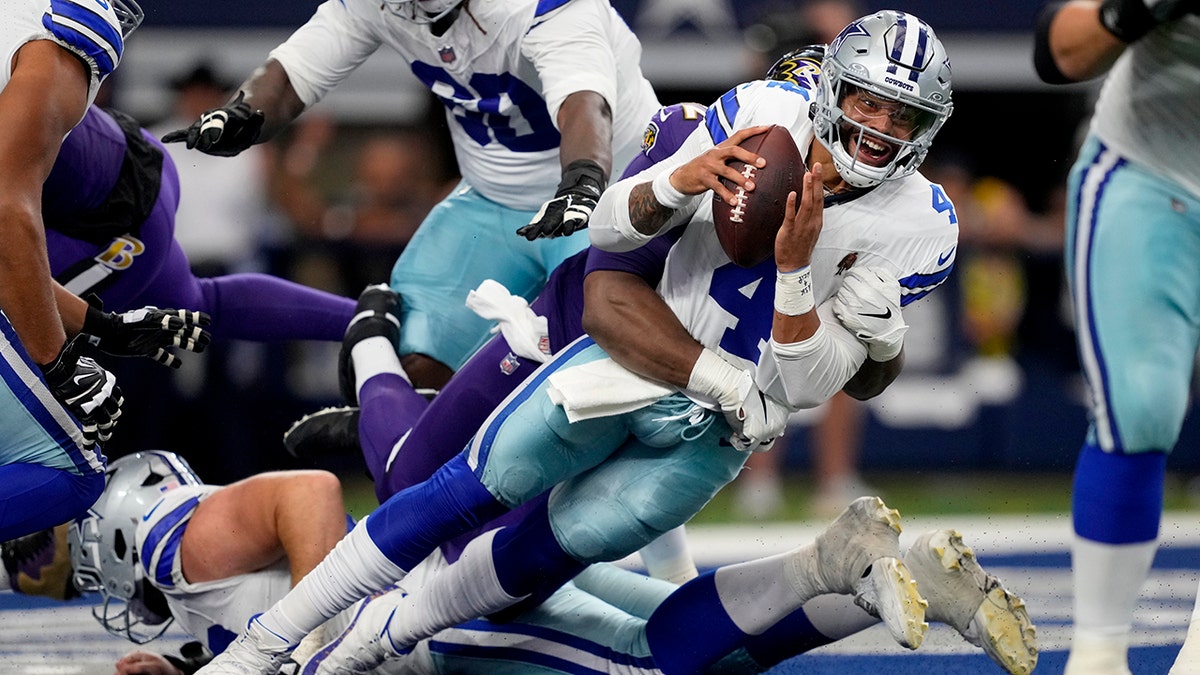 Dak Prescott reaches the end zone