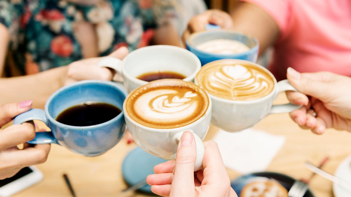 Grupo de personas tomando café