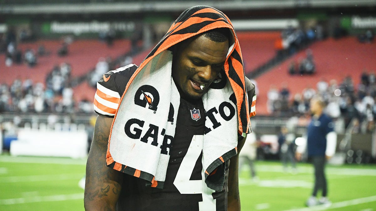 Deshaun Watson leaves the field with a towel on his head