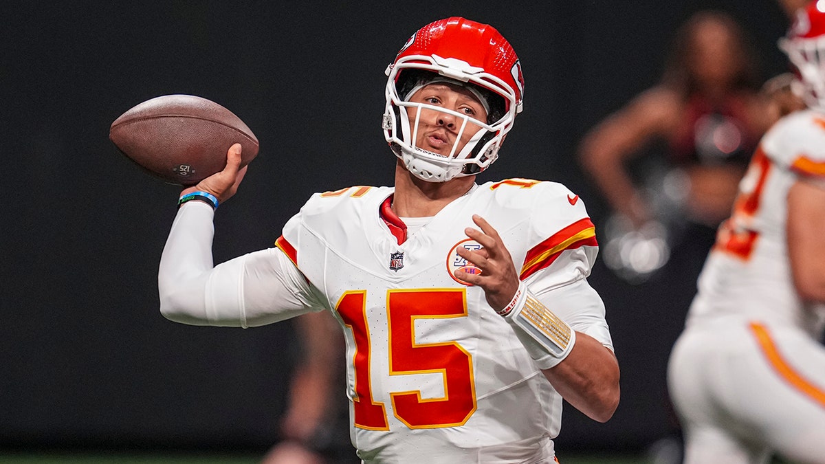 Patrick Mahomes lanza