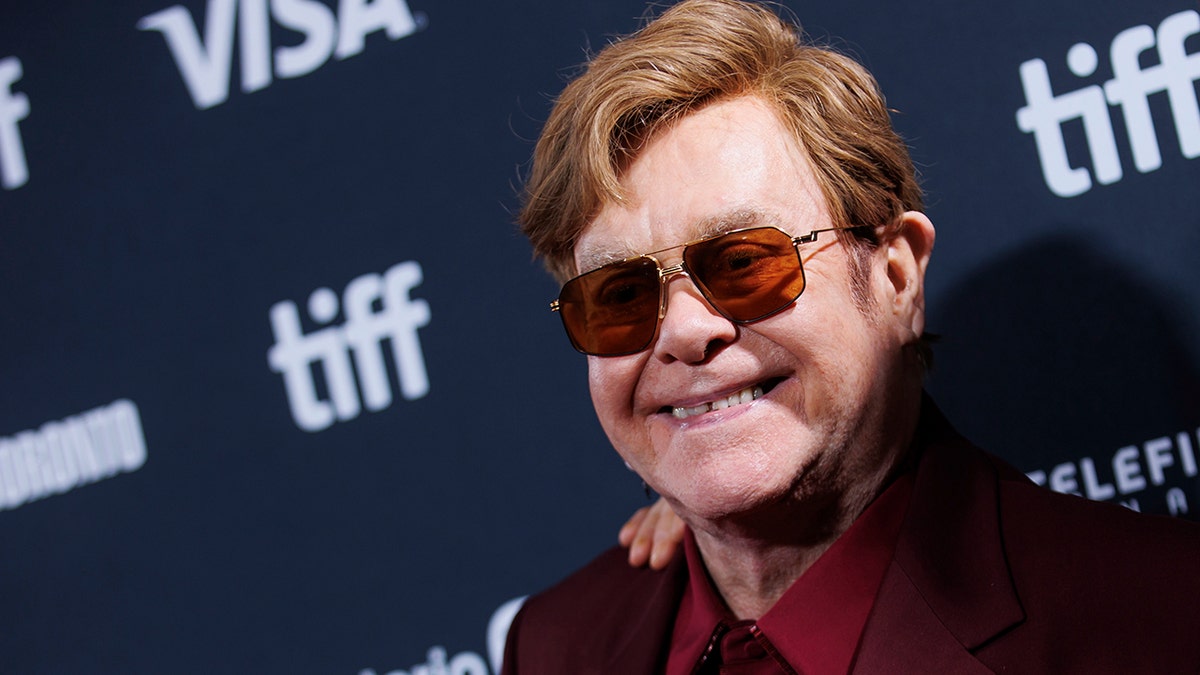 Elton John di karpet merah di Festival Film Internasional Toronto.