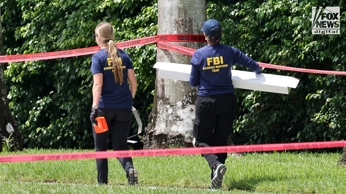 Investigadores do FBI carregam uma caixa de evidências do perímetro do Trump International Golf Club em West Palm Beach, Flórida, na segunda-feira, 16 de setembro de 2024. Ryan Routh foi preso no início desta semana após supostamente tentar assassinar o ex-presidente Donald Trump enquanto se escondia nos arbustos ao longo do campo de golfe. (Mega para Fox News Digital)