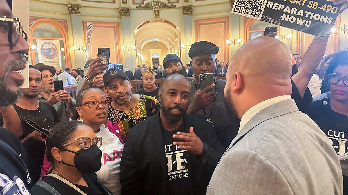 Activistas negros en el interior del Capitolio de California