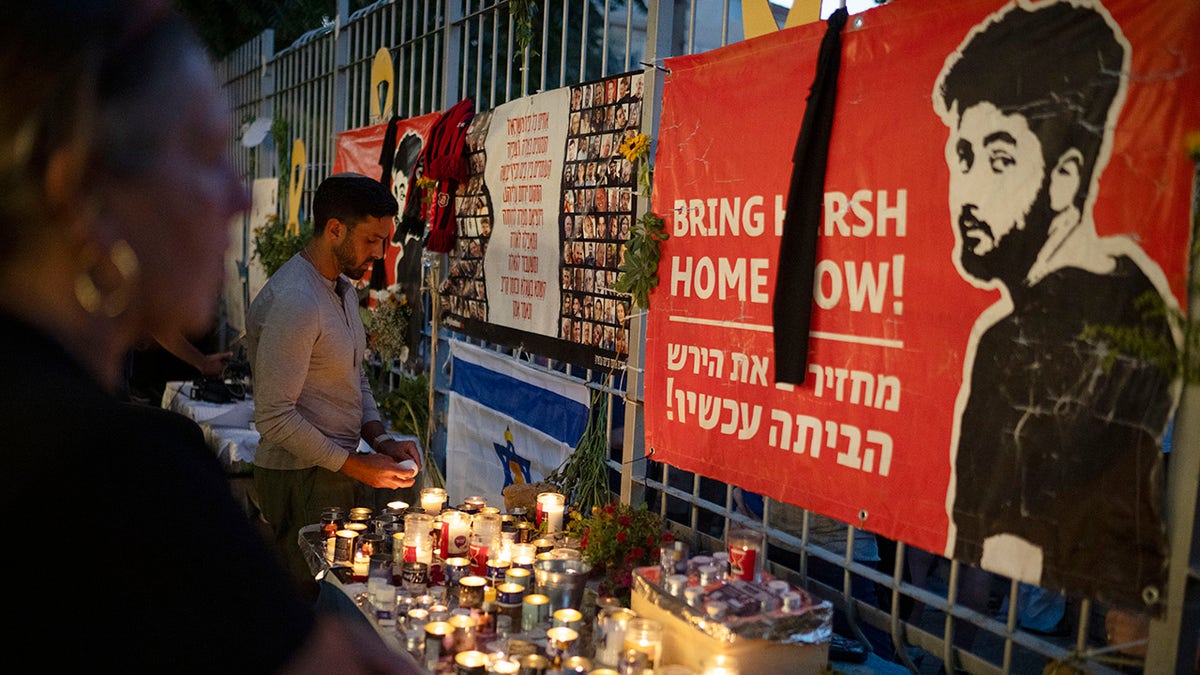 Varias personas encienden velas durante una vigilia en memoria del rehén asesinado Hersh Goldberg-Polin en Jerusalén, Israel, el domingo 1 de septiembre de 2024.