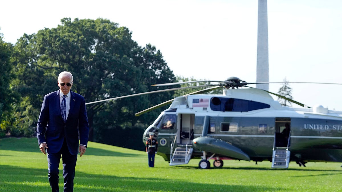 Biden walks away from Marine One