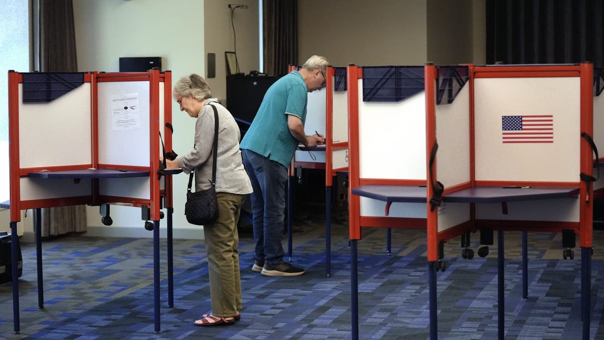 Votantes rellenan sus papeletas en un colegio electoral durante la votación de las primarias del estado de Massachusetts el martes.