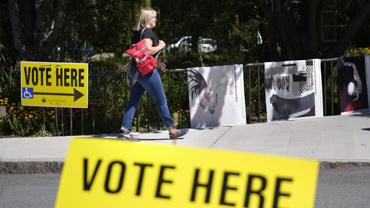 Una persona pasa por delante de un colegio electoral durante la votación de las primarias del estado de Massachusetts el martes. 