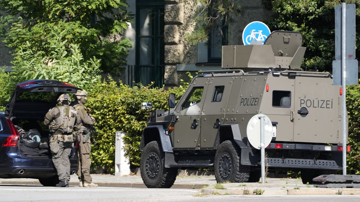 Agentes de policía patrullan después de que la policía disparara contra una persona sospechosa cerca del Consulado de Israel y de un museo sobre la historia de la época nazi de la ciudad, en Múnich, Alemania, el jueves 5 de septiembre de 2024.