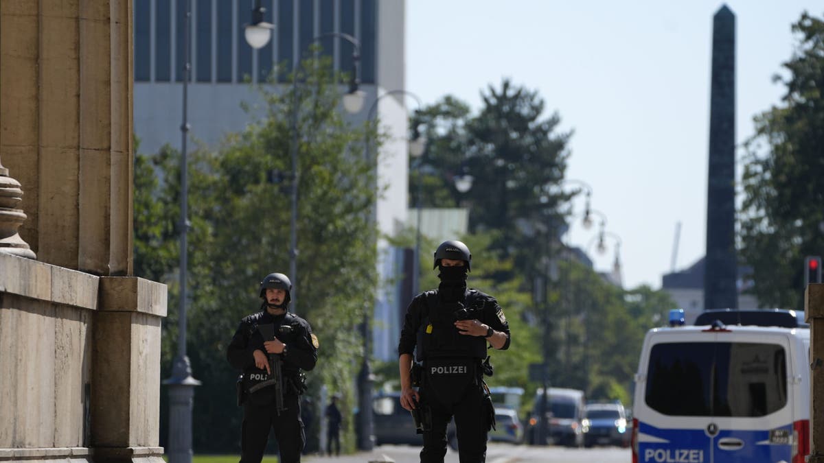 Las autoridades alemanas desplegaron aproximadamente 500 agentes de policía alrededor del consulado israelí tras el tiroteo del jueves.