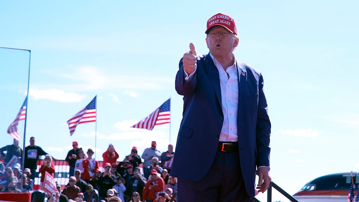 Trump levantando el pulgar en un mitin 