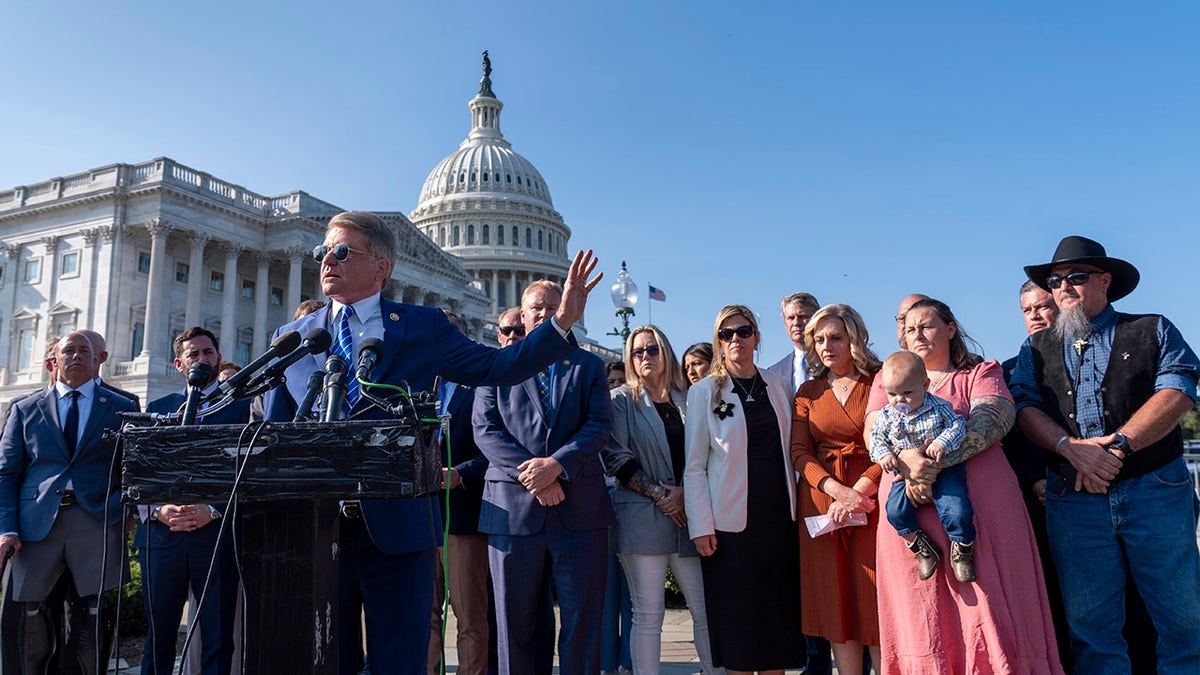 McCaul con las familias de Abbey Gate frente al Capitolio 