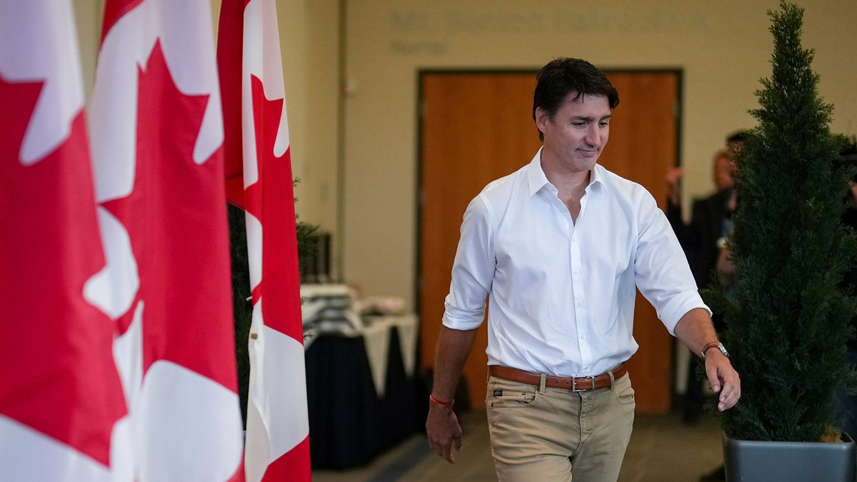 Justin Trudeau con una camisa blanca