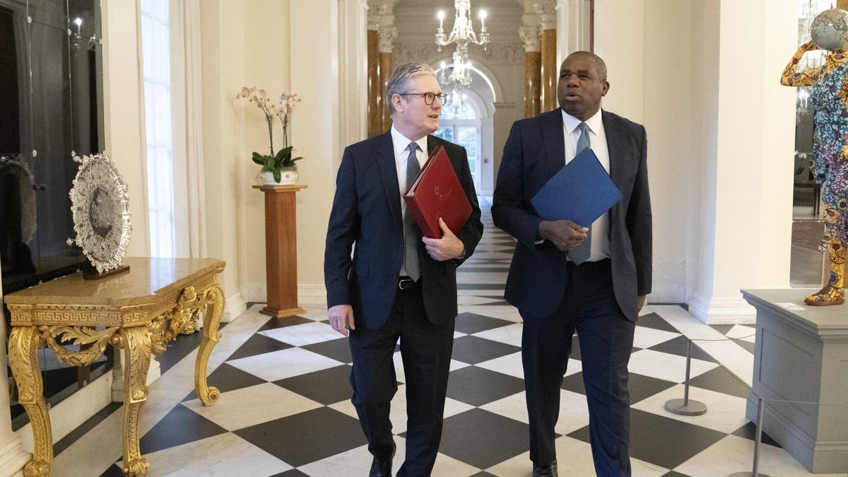 Primeiro-ministro britânico Starmer, à esquerda com o ministro das Relações Exteriores do Reino Unido, David Lammy