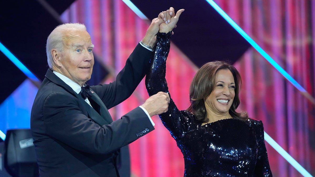 Biden levanta la mano de Harris