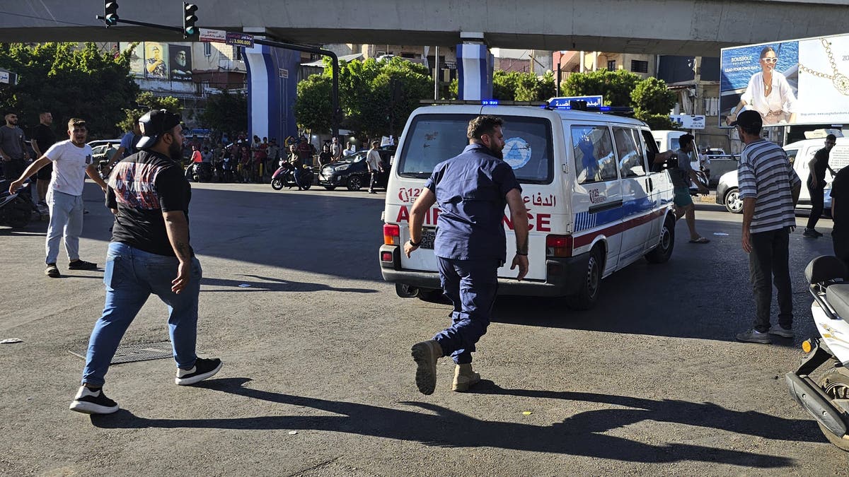 Una ambulancia transporta heridos cuyo localizador portátil explotó el martes en Beirut.