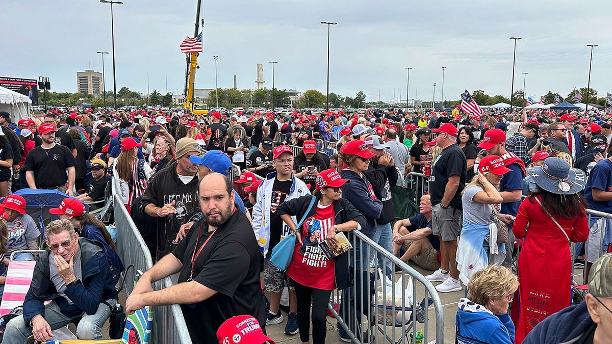 Partidarios de Trump hacen fila afuera de un mitin en Uniondale 