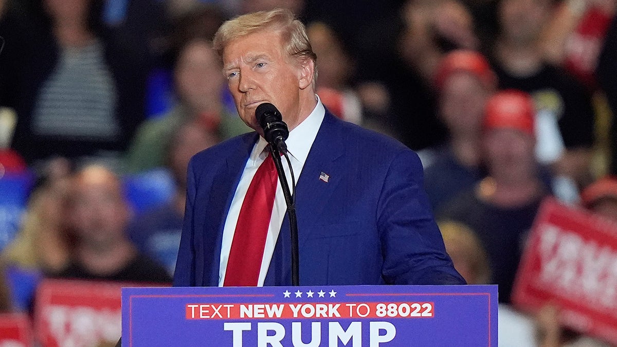 Trump no palco em um comício em Uniondale, NY