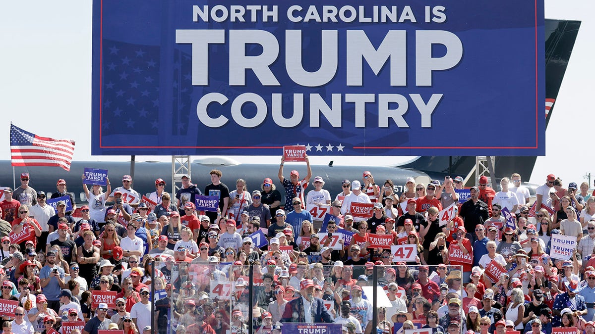 Cartel de Carolina del Norte es el país de Trump en el mitin de Wilmington