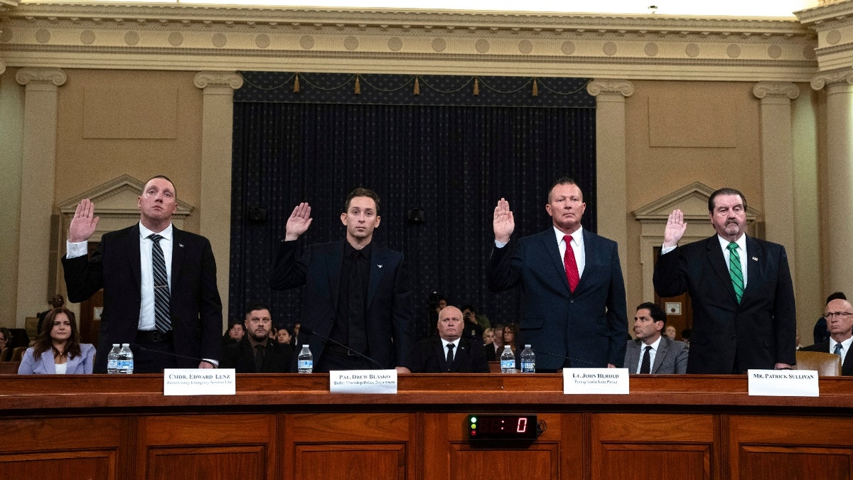 De izquierda a derecha, el sargento Edward Lenz, comandante de la Unidad de Servicios de Emergencia del condado de Butler, el patrullero Drew Blasko, del Departamento de Policía del municipio de Butler, el teniente John Herold, de la Policía Estatal de Pensilvania, y el ex agente del Servicio Secreto de EE.UU. Patrick Sullivan, prestan juramento en la primera audiencia pública de un grupo de trabajo bipartidista del Congreso que investiga los intentos de asesinato contra el candidato presidencial republicano, el ex presidente Donald Trump, en el Capitolio en Washington, el jueves 26 de septiembre de 2024.