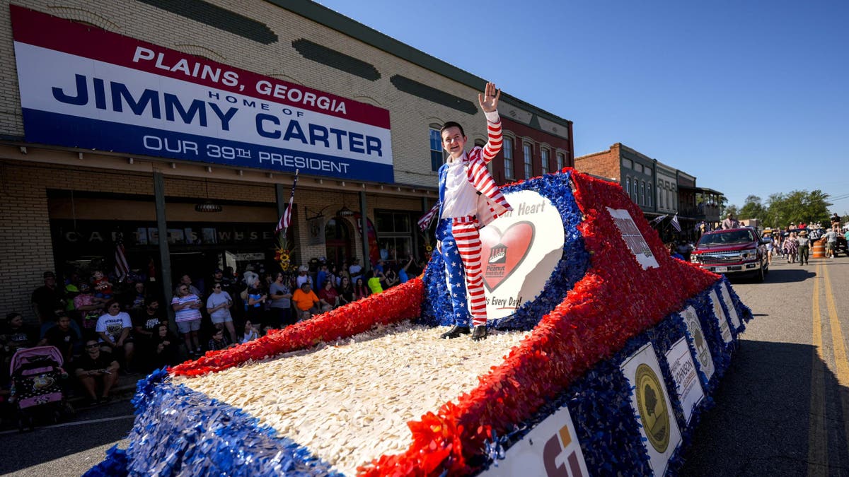 Una carroza se desplaza por Main Street durante el 26 Festival anual del Cacahuete de Plains, previo al cumpleaños del ex presidente Carter, el 1 de octubre.