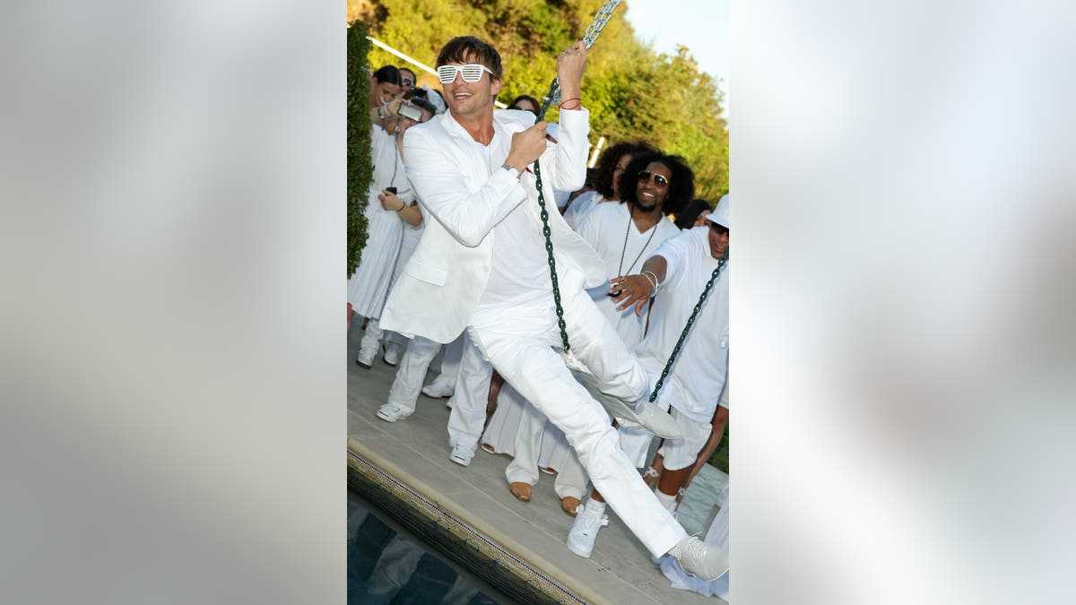 Ashton Kutcher huśtający się na huśtawce na White Party