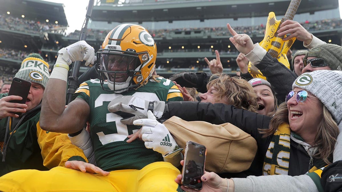 Aaron Jones marque   the Lambeau Leap