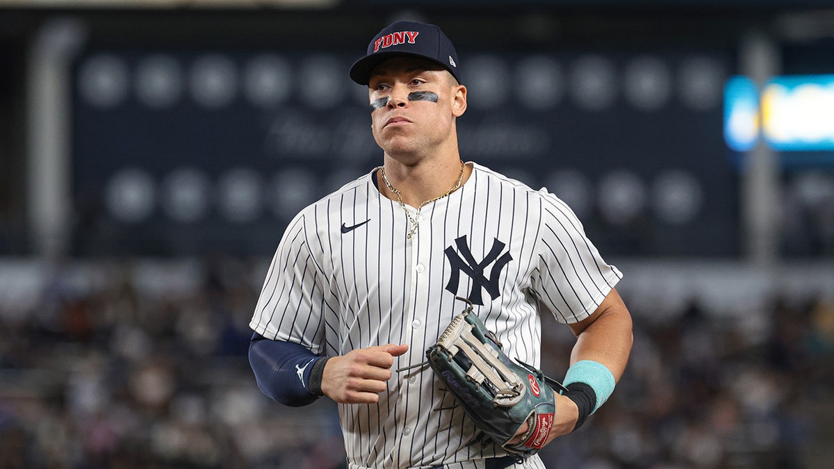 Aaron Judge sale corriendo del campo