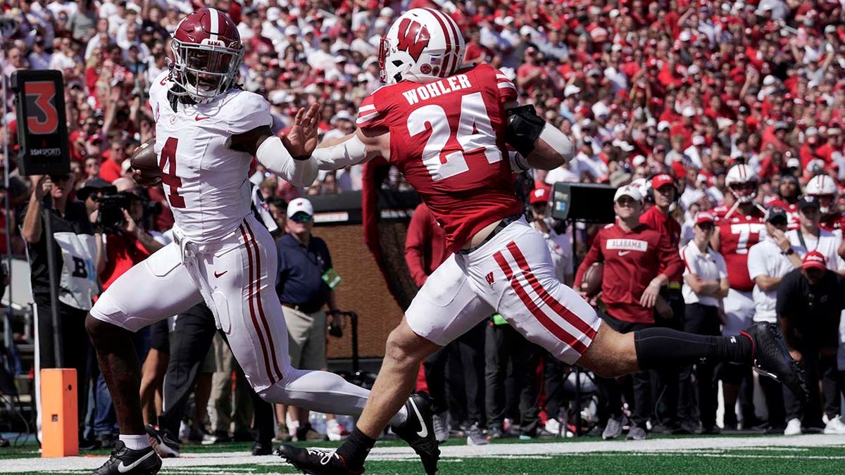 Un jugador de Alabama Crimson Tide marca un touchdown