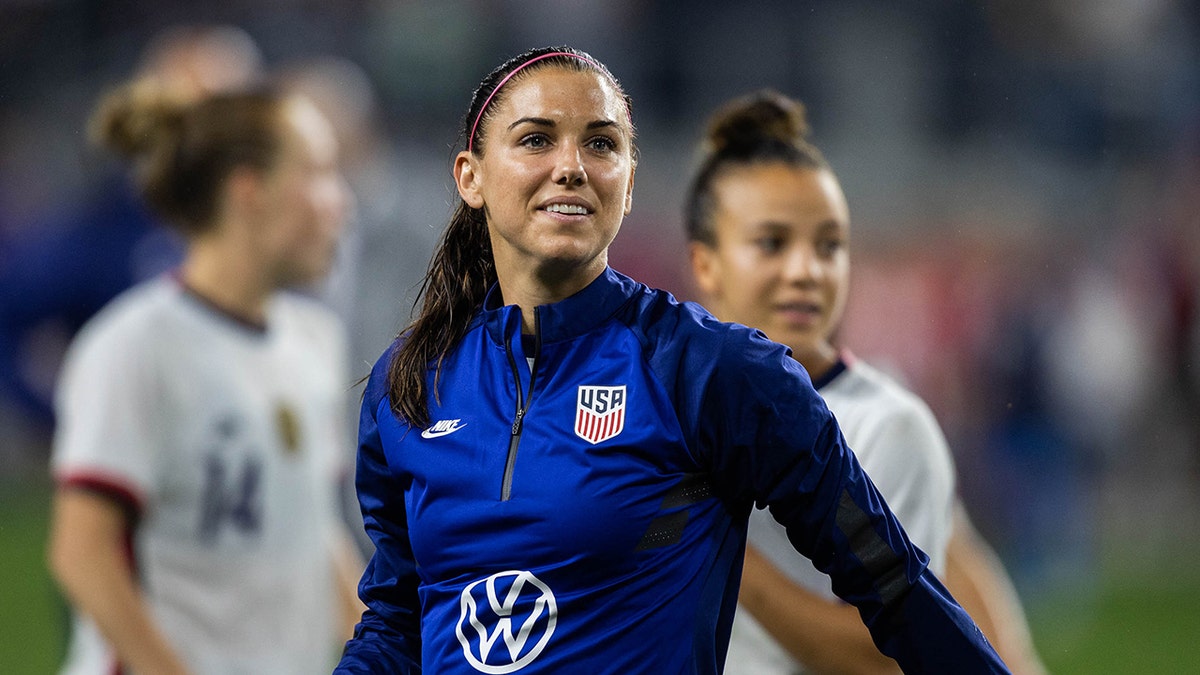 Alex Morgan juega en un partido de fútbol