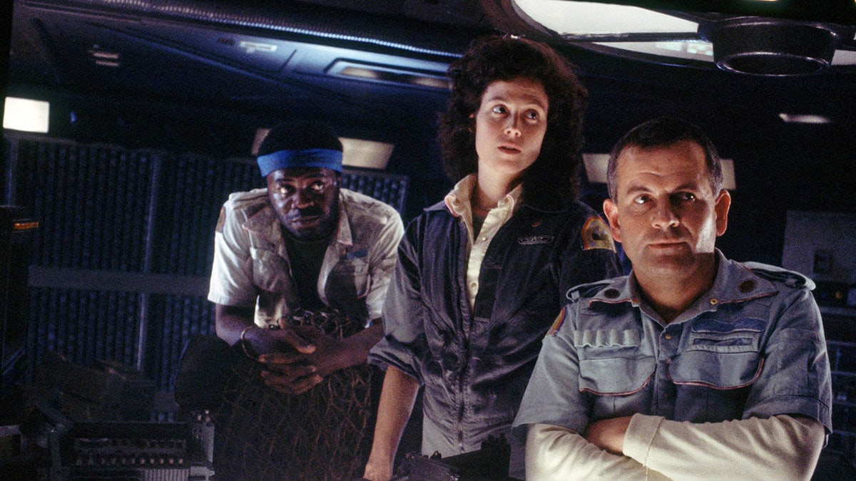 Yaphet Kotto, Sigourney Weaver, Ian Holm em uma cena de Alien