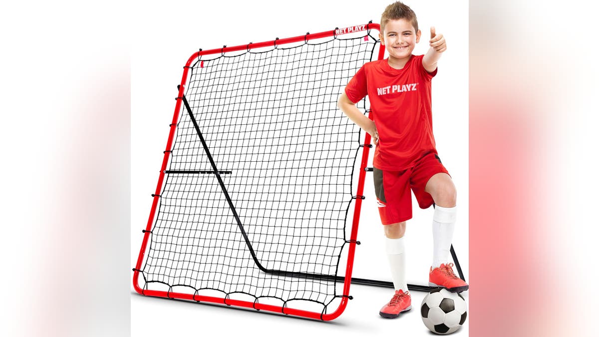 Tingkatkan keterampilan sepak bola Anda dengan rebounder.