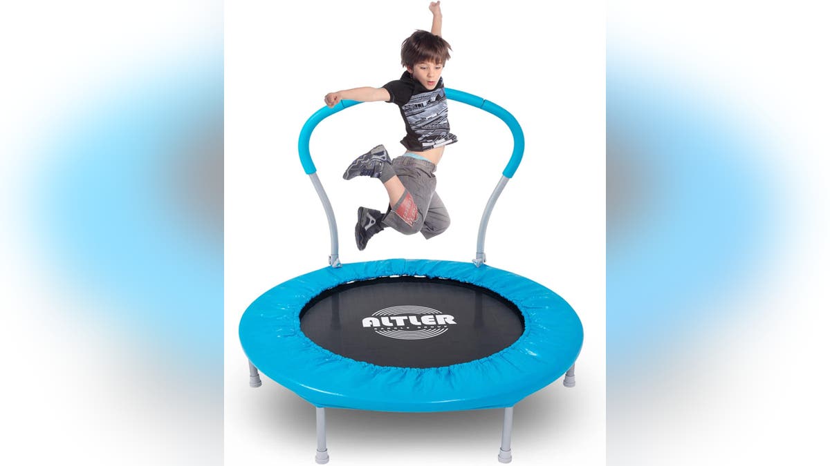 Este mini trampolín es perfecto para jugar en el interior.