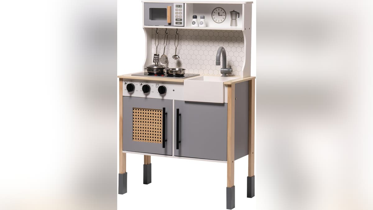 Esta divertida cocina de juguete está a la venta. 