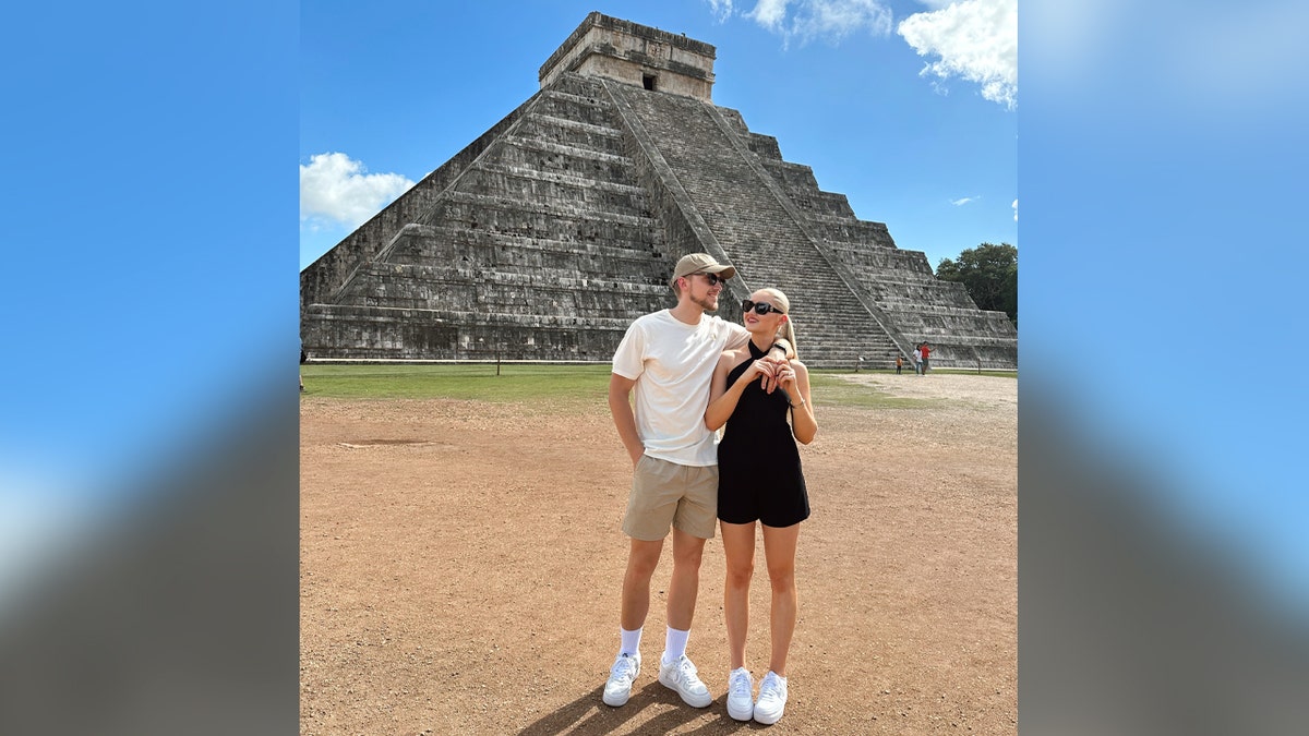 Amike y su esposo en los templos aztecas