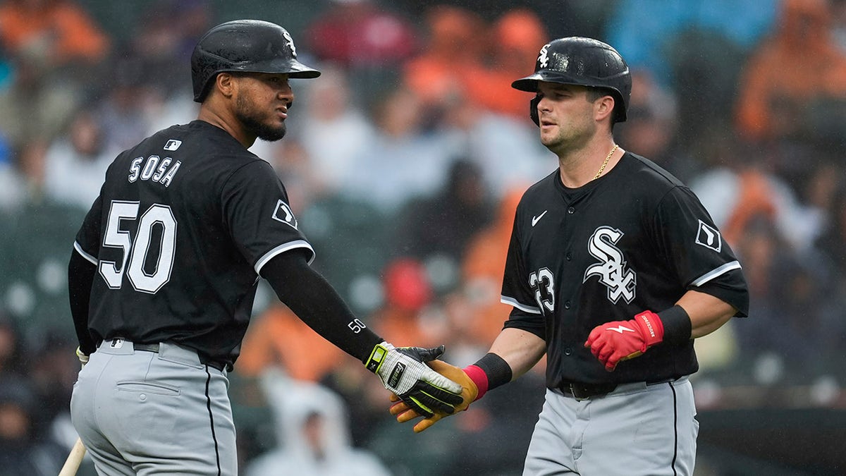 Andrew Benintendi estrecha la mano