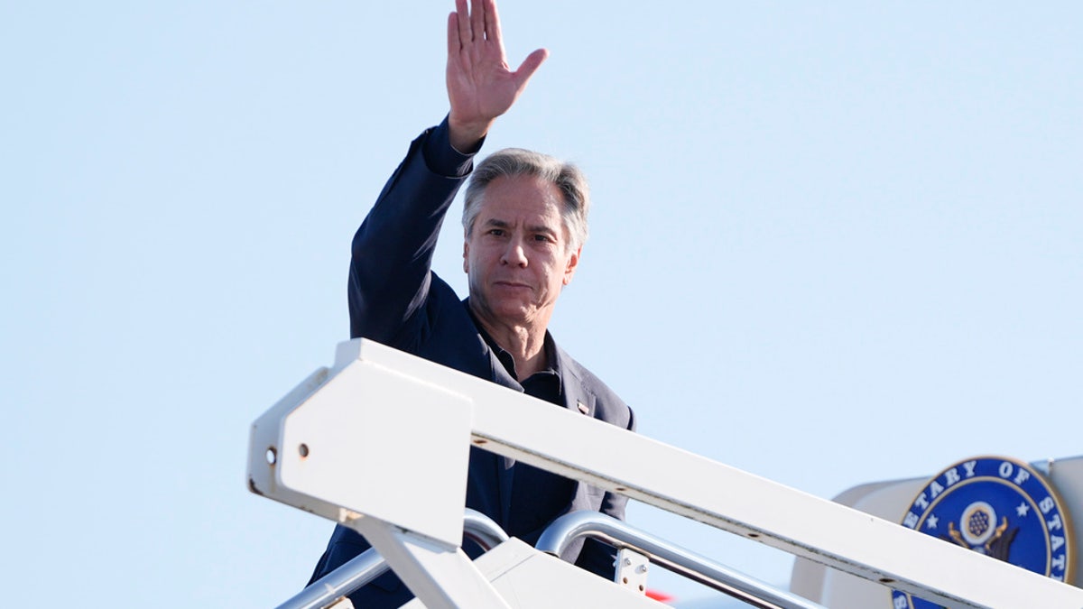 El Secretario de Estado estadounidense Antony Blinken embarca en un avión con destino a Londres, el lunes, en la Base Conjunta Andrews, Maryland.