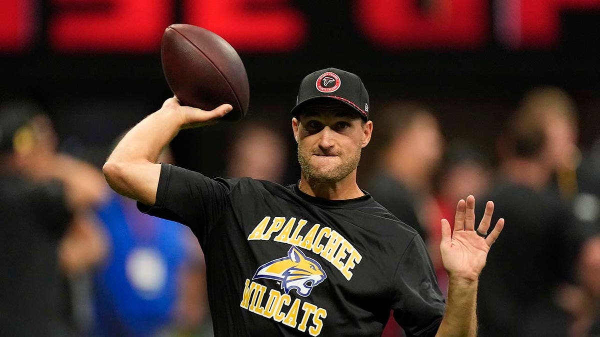 Kirk Cousins warms up