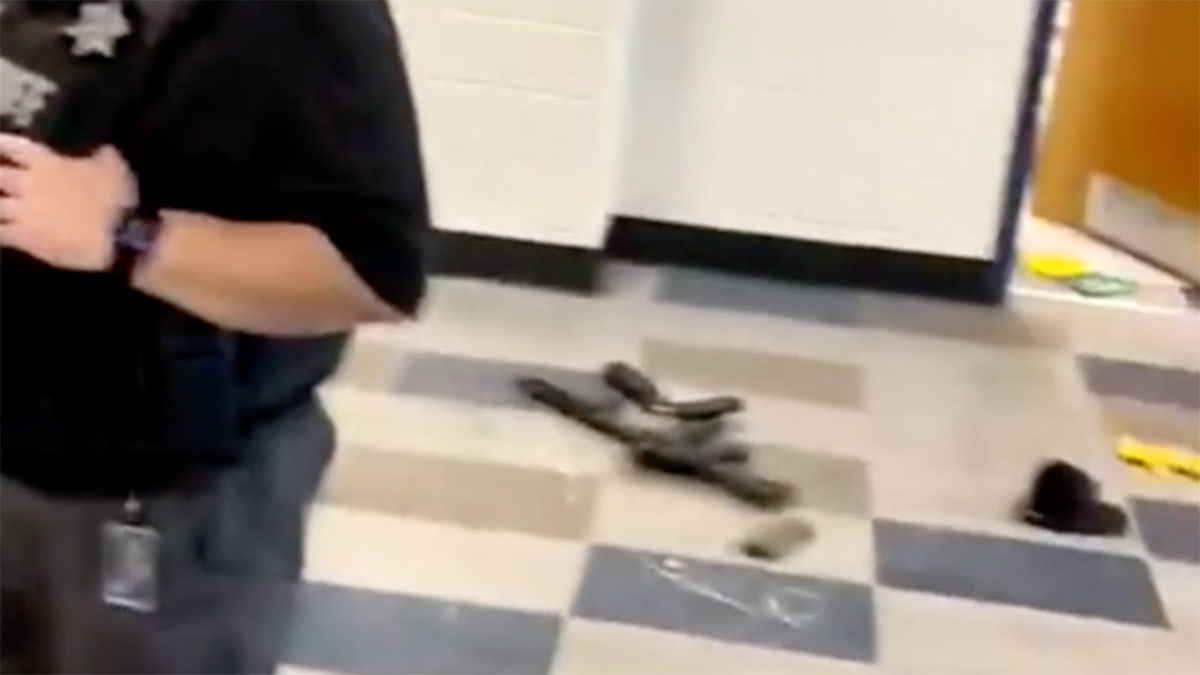 Una captura de pantalla de un video muestra el arma del presunto tirador utilizada en el tiroteo masivo en Apalachee High School en Winder, Georgia, el miércoles 4 de septiembre de 2024.