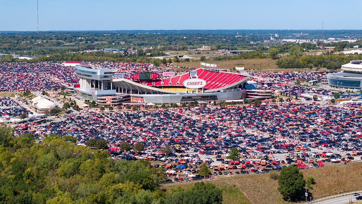 arrowhead stadium with full parking lot