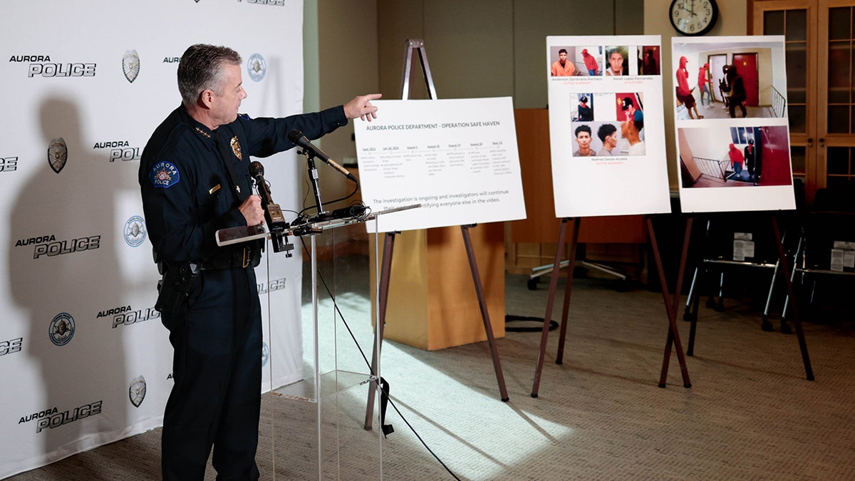 El jefe de la policía de Aurora, Todd Chamberlain, en rueda de prensa