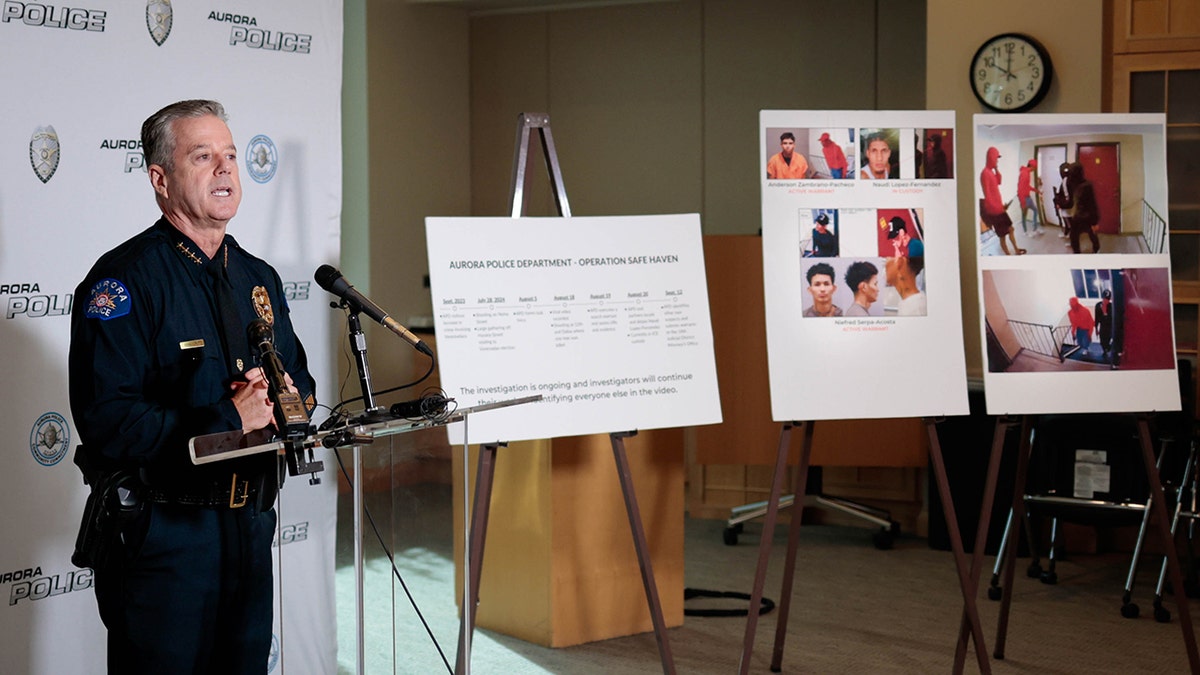 El jefe de policía de Aurora, Todd Chamberlain, en una conferencia de prensa.