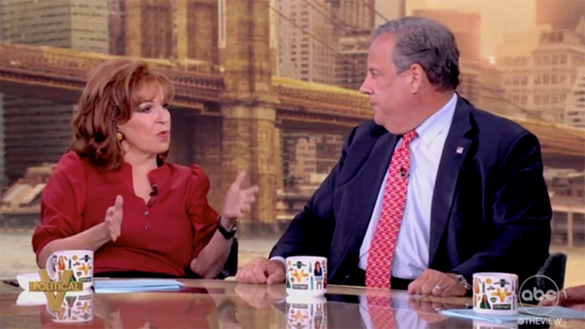 Joy Behar y Chris Christie